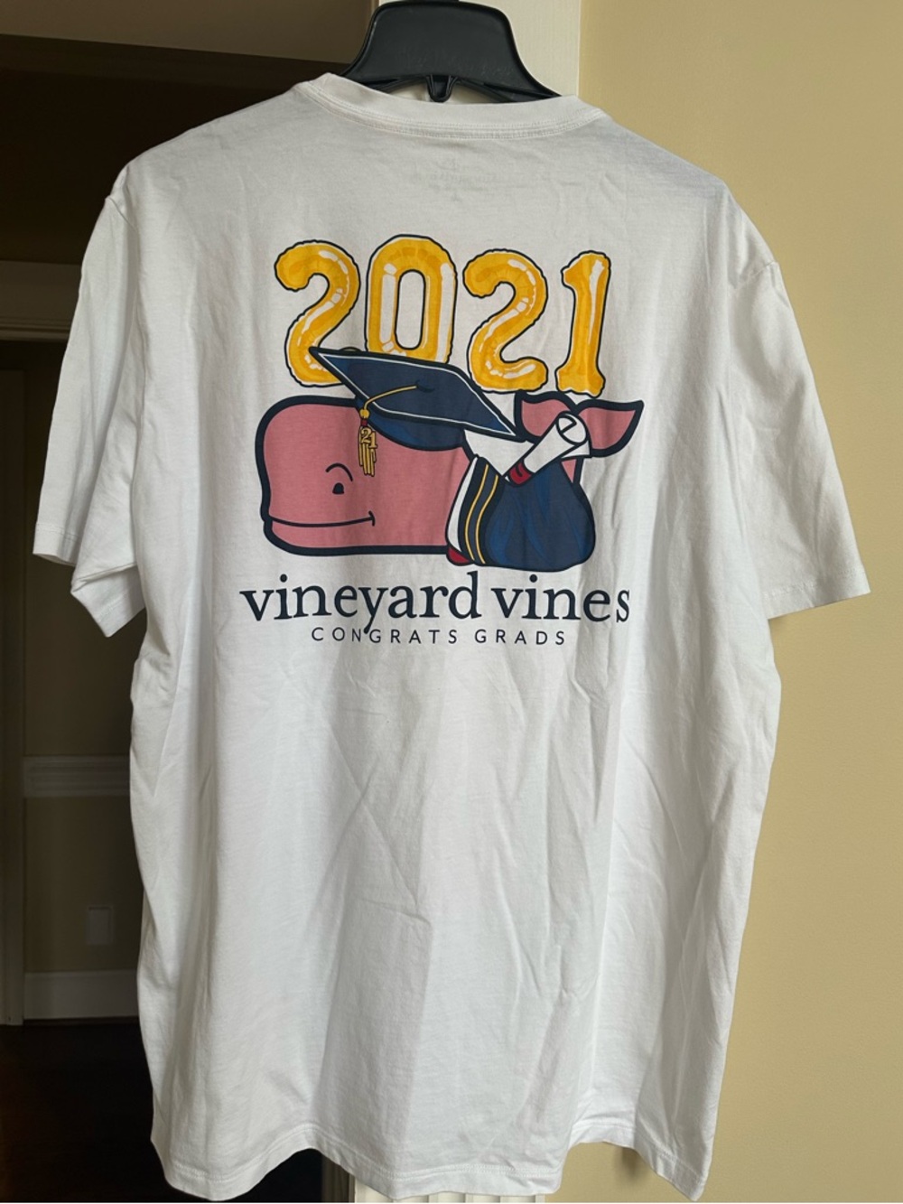 Vineyard Vines men’s 2021 graduation short sleeve tee
